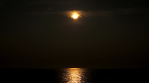 Boa noite. Reflexão da lua na água do oceano. — Vídeo de Stock