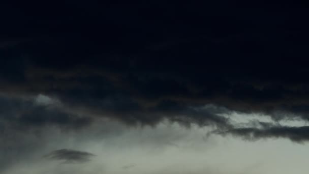 Штормовые темные облака в небе. — стоковое видео