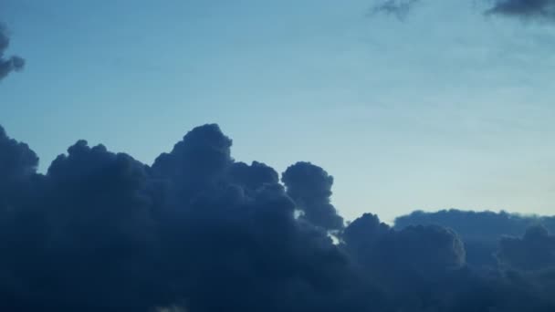 Céu. Nuvens grossas brancas. — Vídeo de Stock