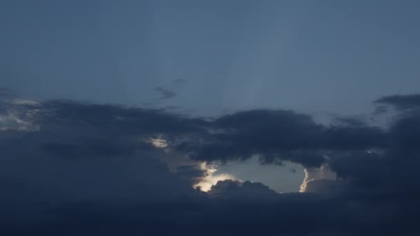 天空中的云彩。深灰色的云彩云彩飘扬. — 图库视频影像