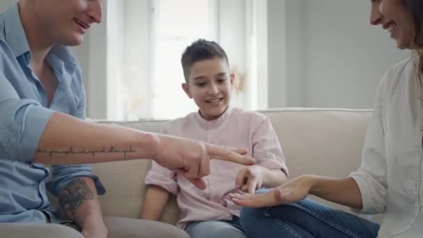 Feliz jovem família no sofá do apartamento. Pai mãe e filho rindo e se divertindo. — Vídeo de Stock