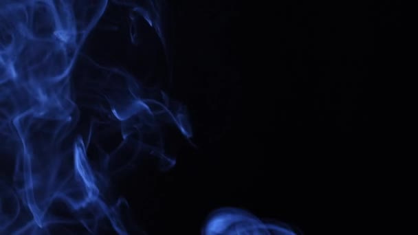 Humo azul sobre fondo negro. — Vídeos de Stock