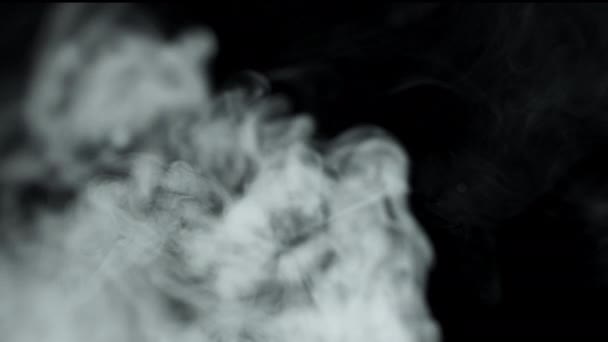 Mycket grå rök på svart bakgrund. — Stockvideo