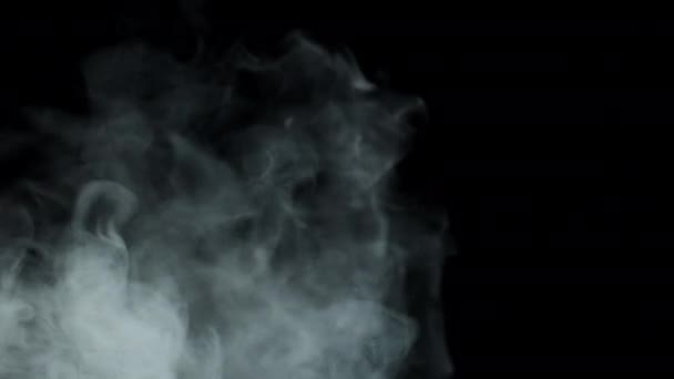 Πολύ γκρίζος καπνός εμφανίζεται και εξαφανίζεται. — Αρχείο Βίντεο