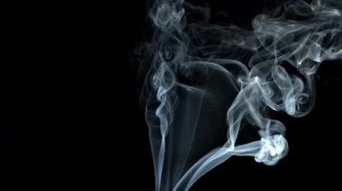 Kara Arkaplanda Duman Jet Yükseliyor. Duman Kaybolur.