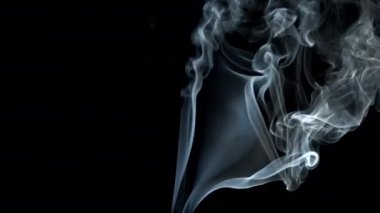 Kara Arkaplanda Duman Jet Yükseliyor. Duman Kaybolur.