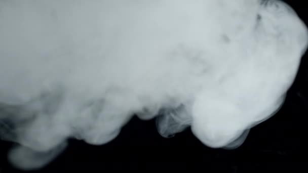 Fumo branco grosso desce de cima e desaparece. — Vídeo de Stock