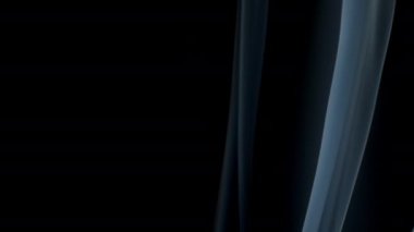 Siyah arkaplanda duman bulutu.