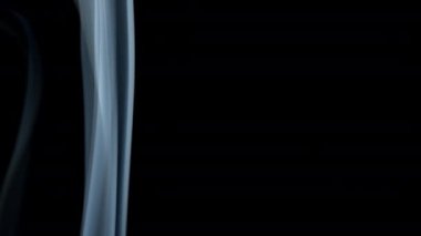 Siyah arkaplanda duman bulutu.