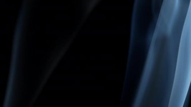 Siyah arkaplanda duman bulutu.