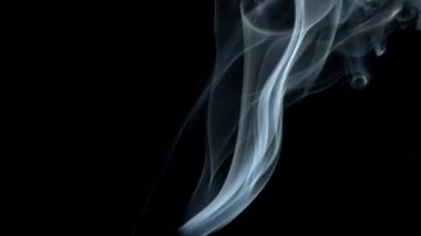Siyah arkaplanda duman bulutu.