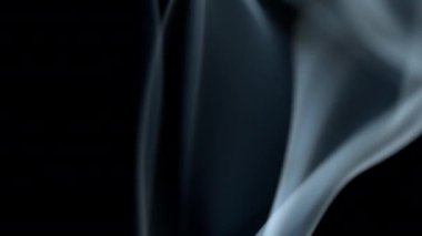 dumanı siyah arkaplanda.