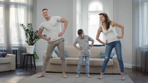 Pai mãe e filho fazendo exercício no apartamento. — Vídeo de Stock