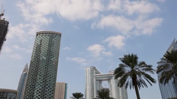 ドバイ。2020年12月12日-アラブ首長国連邦。ブルバードプラザタワー2やドバイの他に類を見ない建物. — ストック動画