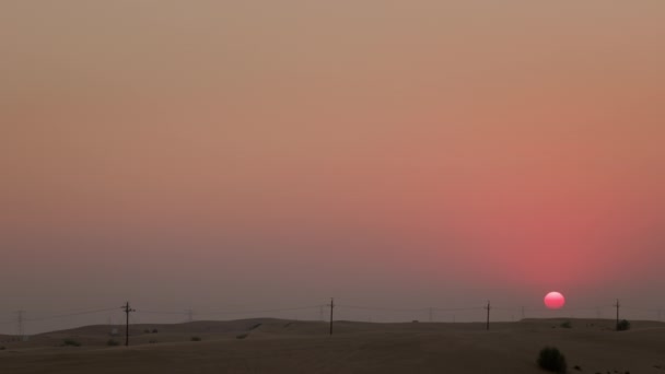 Неперевершений захід сонця в пустелі. Дивовижний Схід. — стокове відео