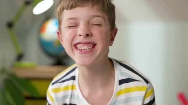 7 살먹은 소년이 웃는다. 얼굴 표정 이변하고 심각 해 지다. — 비디오