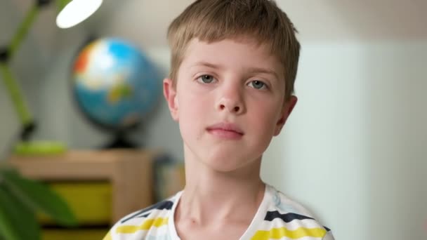 Pojke sju år gamla skratt. Söt pojke med blont hår i rummet. — Stockvideo