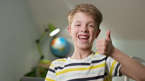Niño de siete años en su habitación muestra super gesto. — Vídeos de Stock