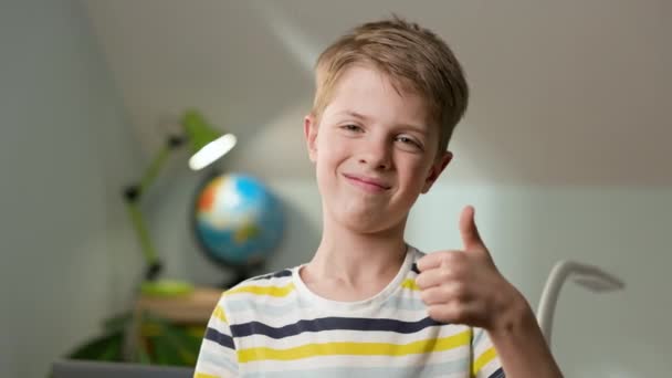 Chłopiec z siedmiu lat w swoim pokoju pokazuje Super Gesture. — Wideo stockowe