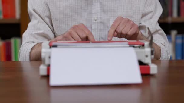 Dłonie młodego mężczyzny piszącego na maszynie do pisania. — Wideo stockowe