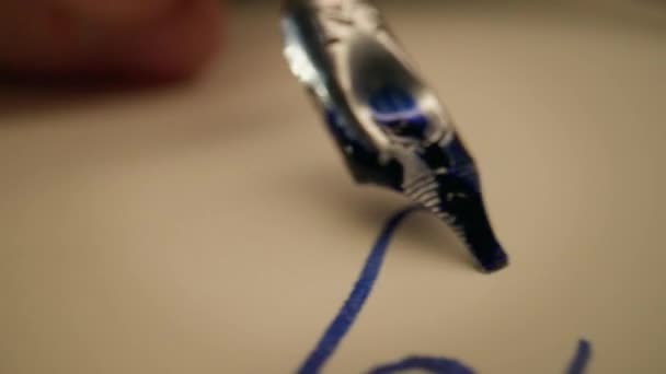 Pen schrijft op papier in blauwe inkt. Bijna. Iemand schrijft heel snel.. — Stockvideo