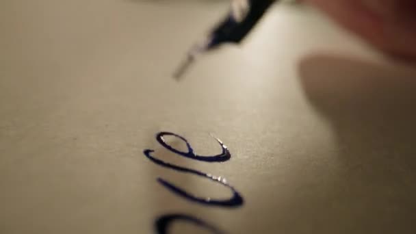 ペンは青インクで紙に書きます。近くに。誰かがとても速く書きます. — ストック動画
