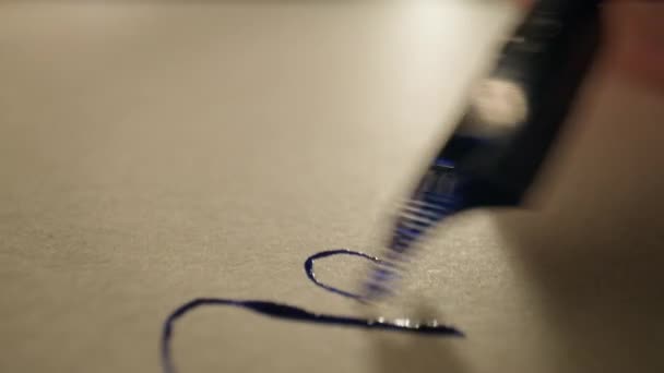 Stylo écrit sur papier à l'encre bleue. Presque. Quelqu'un écrit très vite. — Video