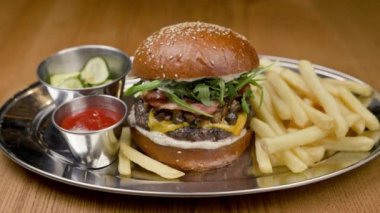 Arugula 'lı iştah açıcı hamburger tabağı. Patates kızartması ve ketçap üzerine.