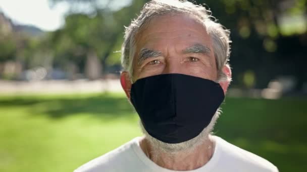 Åldrad man med mask på ansiktet för att skydda mot virus. — Stockvideo