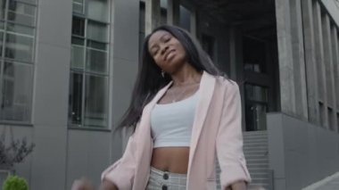 Sokakta dans eden güzel siyah kız. Uzun binalarının arkasında. Modern Danslar.