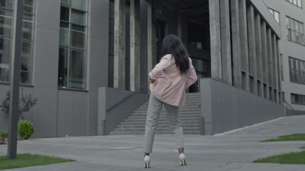 Чёрная девушка танцует на улице. Современные танцы. Вид сзади. Face Invisible. — стоковое видео