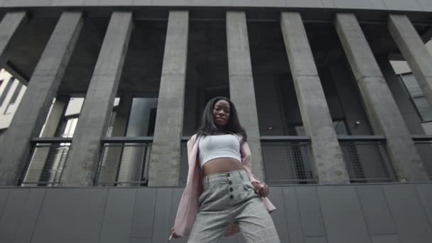 Hermosa chica negra bailando en la calle. — Vídeo de stock