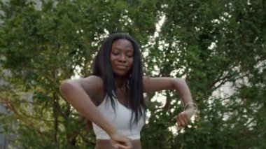 Genç Siyah Kız Yeşil Ağaç Arkaplanda Dans Ediyor. Gülümseyen Neşeli Güzel Kız.