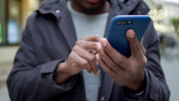 - Svarta mannens händer. Han håller telefonen och kör aktivt sin Finger över skärmen. — Stockvideo