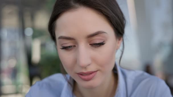 Porträt der jungen Brünetten. Hübsches Mädchen mit verhaltenem Make-up im Büro. — Stockvideo