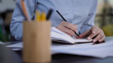 Not defterine not alan bir kadının elleri. Ofisteki masasında oturuyordu. Genç Beyaz Kadının Elleri.