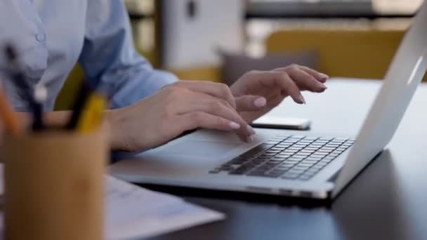 Hände von Frauen, die am Laptop arbeiten. Büroangestellte. — Stockvideo