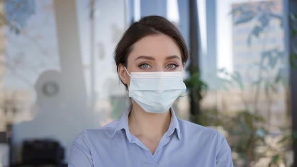 Porträtt av ung flicka i mask för att skydda mot infektioner. — Stockvideo