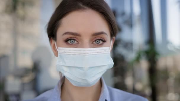 Porträtt av ung flicka i mask för att skydda mot infektioner. — Stockvideo