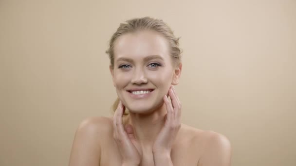 Arca Stílusos Fiatal Modell Gyönyörű Bőr. Szép szőke megérinti az arcát a kezével.. — Stock videók