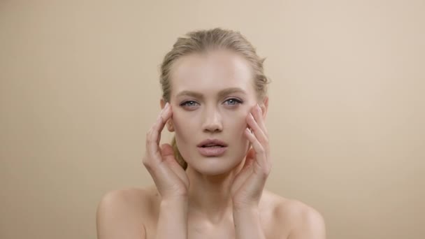 Ansiktet på snygg ung modell med vacker hud. Flicka Posing berörande hand att möta. — Stockvideo