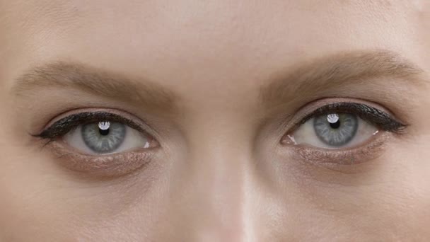 Occhi di ragazza con pelle chiara. — Video Stock
