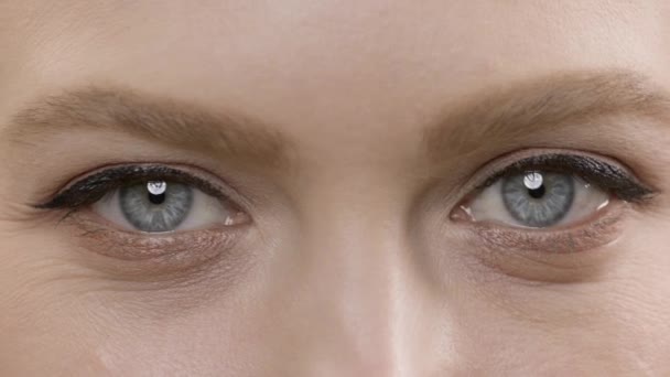 Augen von Mädchen mit heller Haut. Sie blinzelt. — Stockvideo