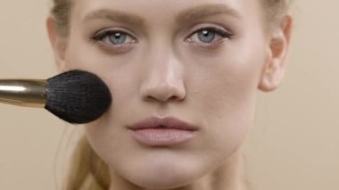 Girs Face. Makyaj fırçasıyla yüzüne harcıyor..