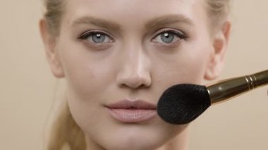 Girs Face. Makyaj fırçasıyla yüzüne harcıyor..