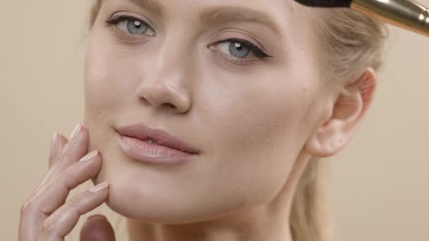 Girs Gesicht. Perfekte Haut. Prozess der Anwendung von Make-up. — Stockvideo