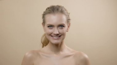 Güzel ciltli şık genç bir mankenin yüzü. Blonde Blinks Her Eye.