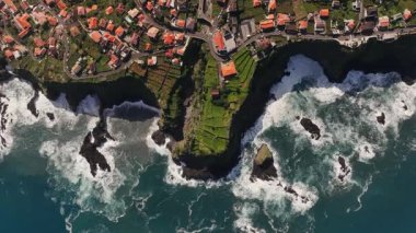 Canlı sahil köyü yaşamı, deniz perspektifi, kıyı çiftçiliğini ve balıkçılık faaliyetlerini ele geçiriyor.