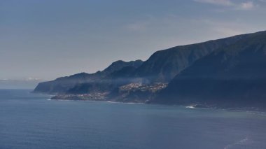 Sahil köyü sabahı, sakin körfeze tepeden bakan Clifftop yerleşimi şafak vakti sakin balıkçı topluluğunun havadan çekimi.