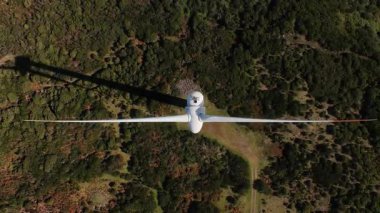 Ormanlık arazide keşif planörü, insansız hava aracı koruma ve orman yönetimi için sık ağaç örtüsü tarıyor